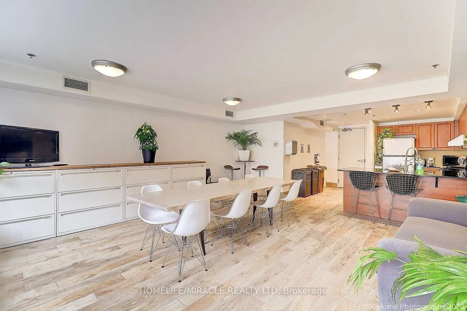 225 Wellesley St E — Photo 3
