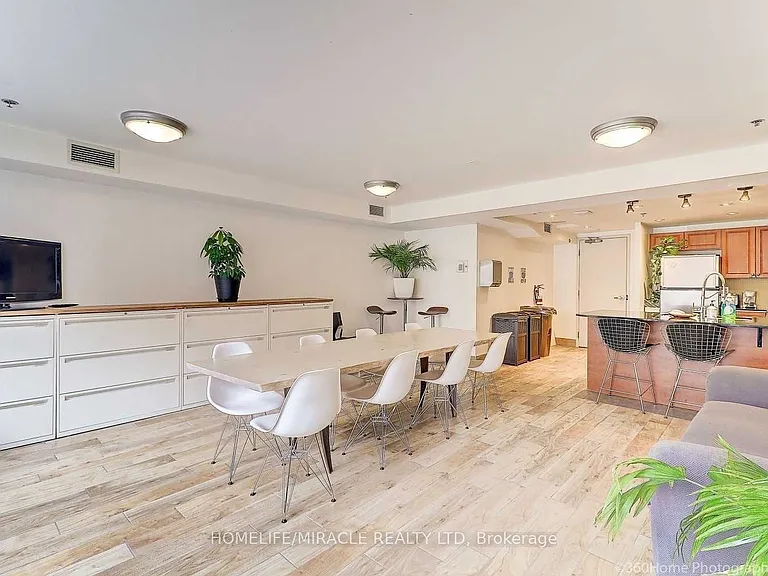 225 Wellesley St E #607 — Photo 3