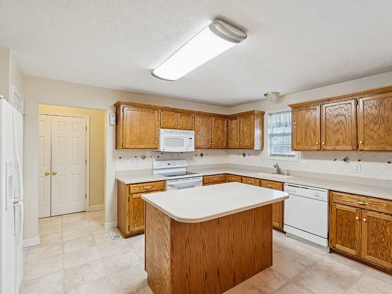 1011 Shirley Dr — Photo 6