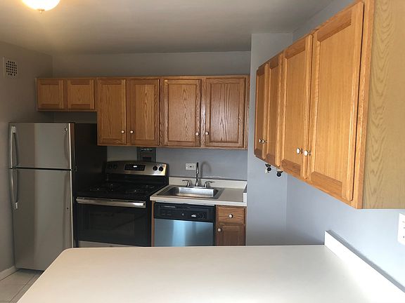 3rd image of 3410 N Lake Shore Dr APT 17G