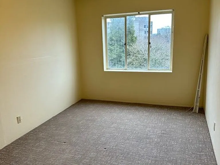 Eugene Manor Apartments — Photo 34