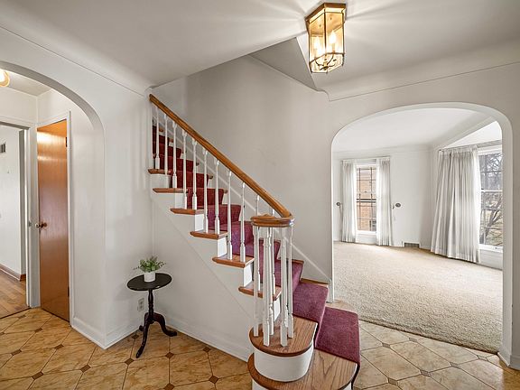 5th image of 905 S Seminary Ave