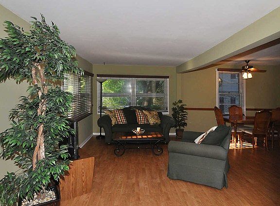 4th image of 216 N Hickory Ave