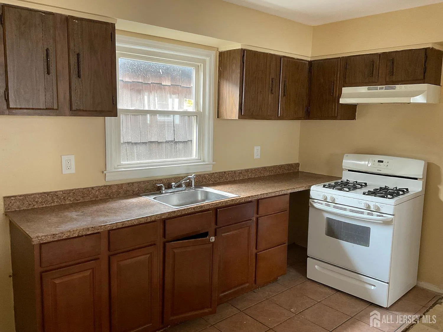 2 bed, 1.0 bath, 2160 sqft, $2,400 — Photo 4