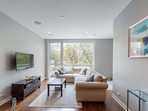 3rd image of 1534 W Cortez St #2