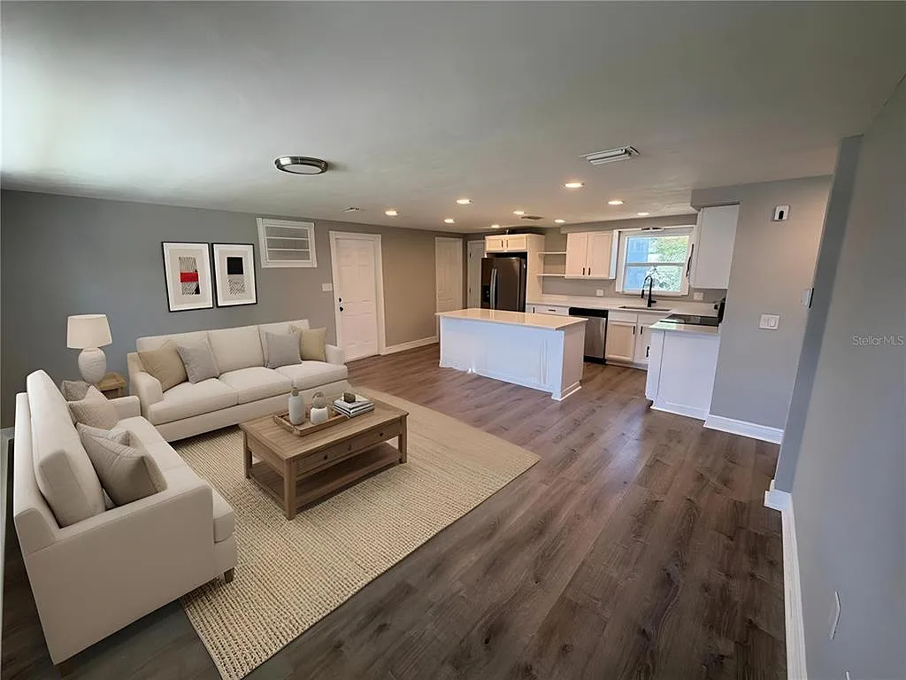 3 bed, 2.0 bath, 936 sqft, $2,000 — Photo 2