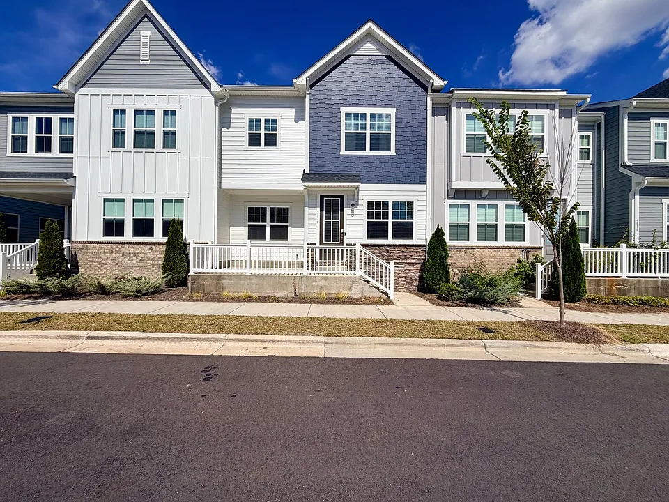 5826 Strathmore Ct