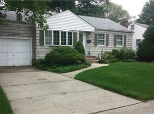 68 Knickerbocker Rd E, Plainview, NY 11803