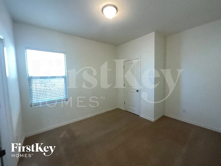 20117 W Woodlands Ave — Photo 6