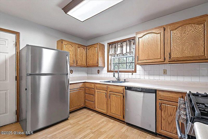 2nd image of 4 Middleborough Court