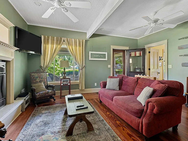 205 N Elm St — Photo 8