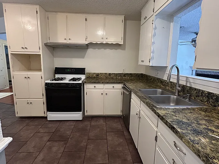 401 Lena Ln — Photo 12