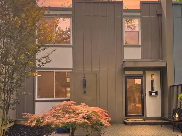 11170 Forest Edge Dr, Reston, VA 20190