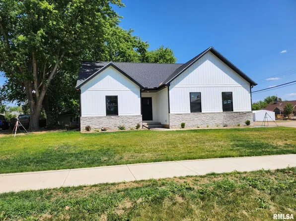 200 N West St, Tremont, IL 61568