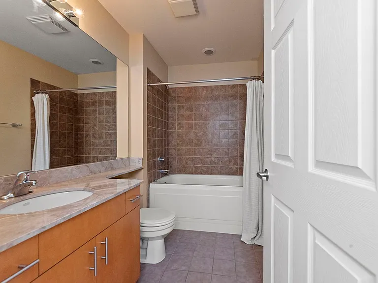 1040 W Adams St #610 — Photo 8