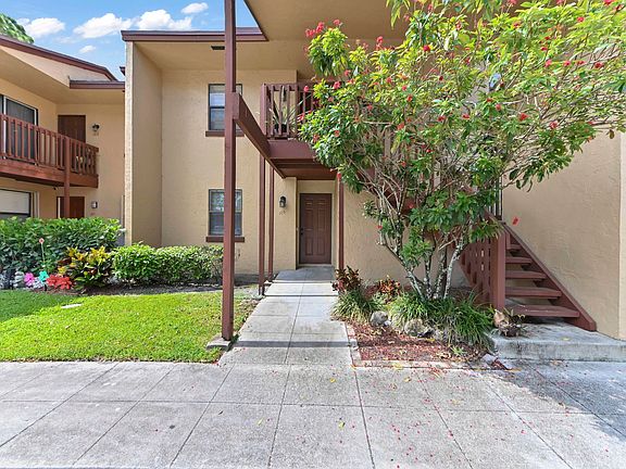 2nd image of 105 Lakeview Drive E