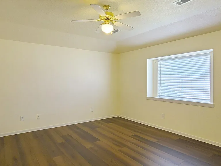 19330 Larissa Dr — Photo 12