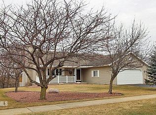 1760 W Apache Trl, Freeport, IL 61032