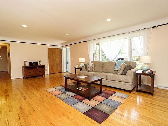 3rd image of 7534 Glenover Dr