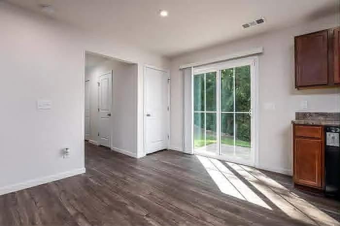 219 Nottingham Ln — Photo 10