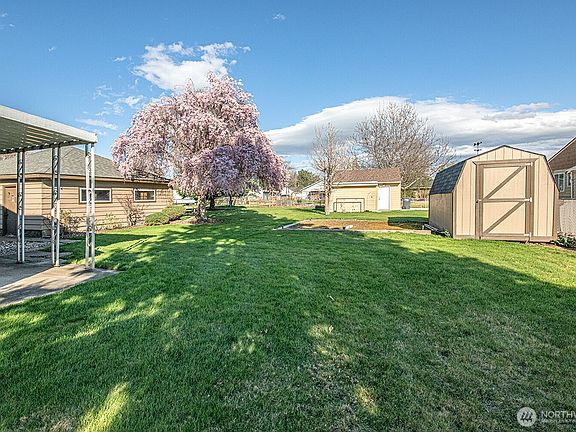 3rd image of 318 NE Lambert Avenue