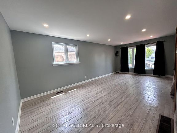 3rd image of 795 Pam Cres