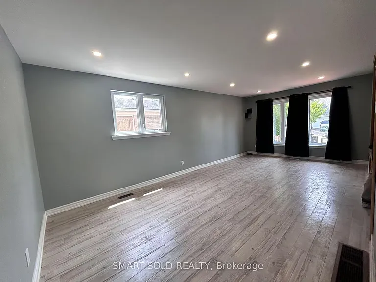 795 Pam Cres — Photo 3