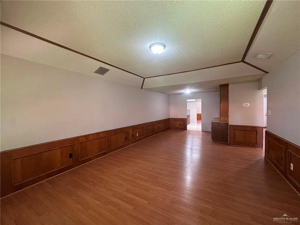 3 bed, 2.0 bath, 1371 sqft, $1,400 — Photo 2