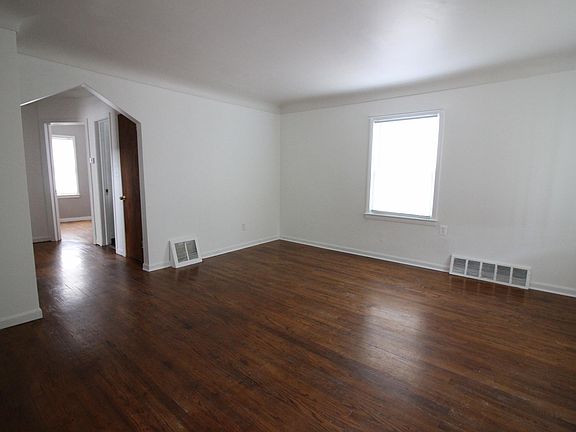 2nd image of 940 Cora St