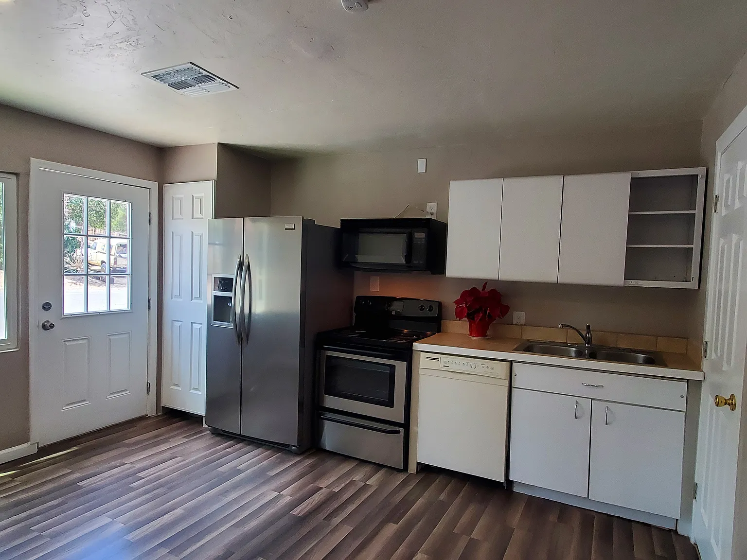 2 bed, 490 sqft, $1,250 — Photo 2