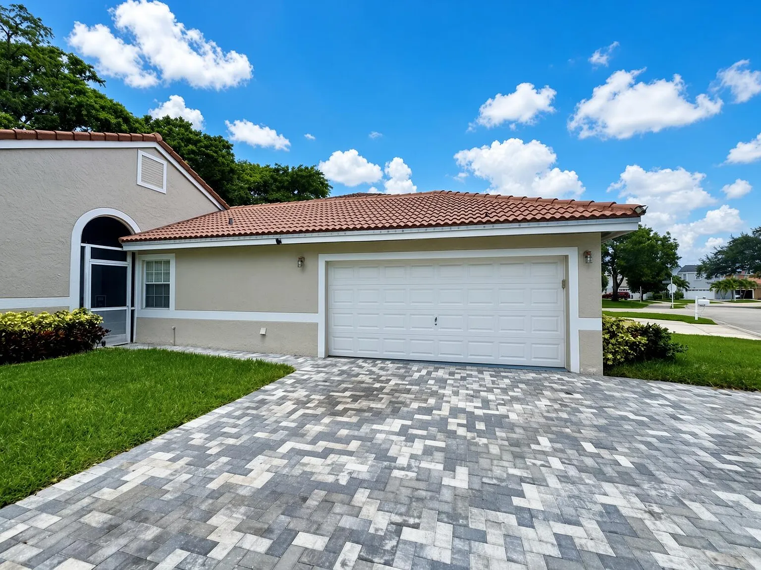 3 bed, 2.0 bath, 1459 sqft, $3,200 — Photo 4