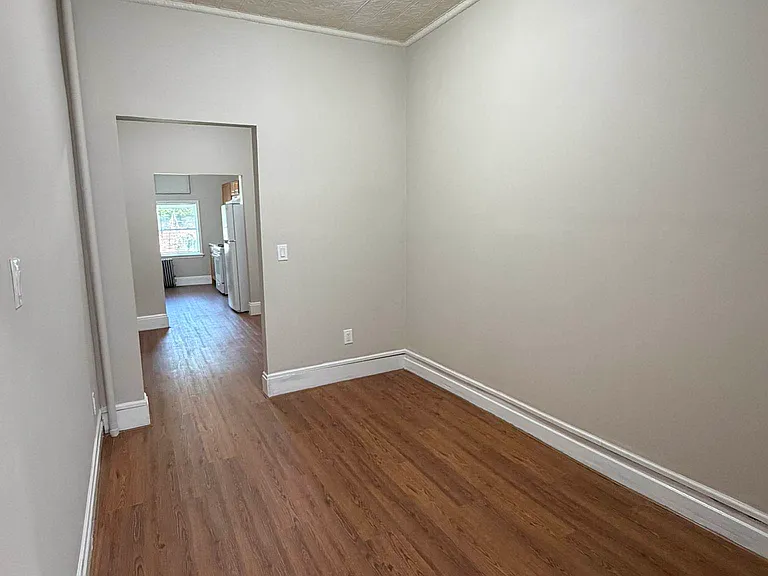 100 Kingsland Ave #1R — Photo 2