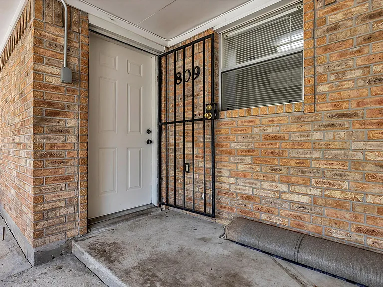 809 Brooks St — Photo 4