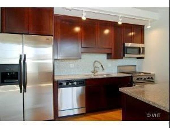 3rd image of 3201 N Ravenswood Ave