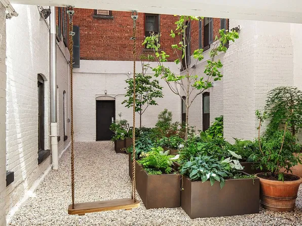 203 W 112th St, New York, NY 10026