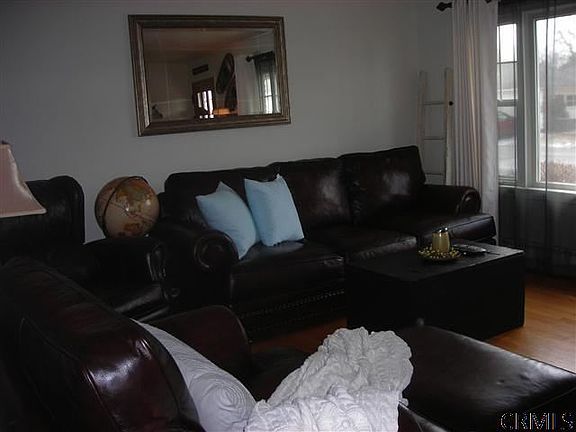 5th image of 1075 Laura St