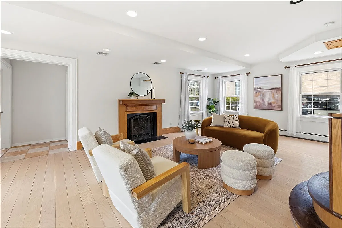 5 bed, 1.5 bath, 3500 sqft, $4,500 — Photo 2