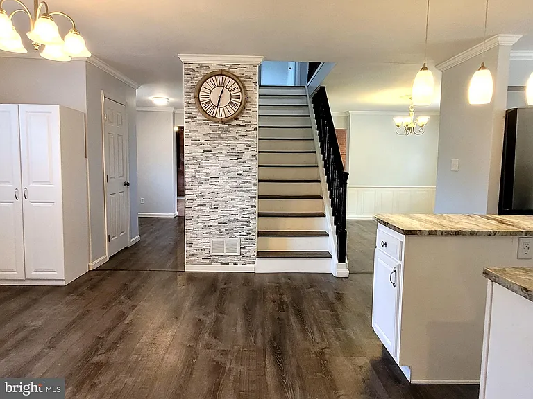 6 Tudor Ct — Photo 8