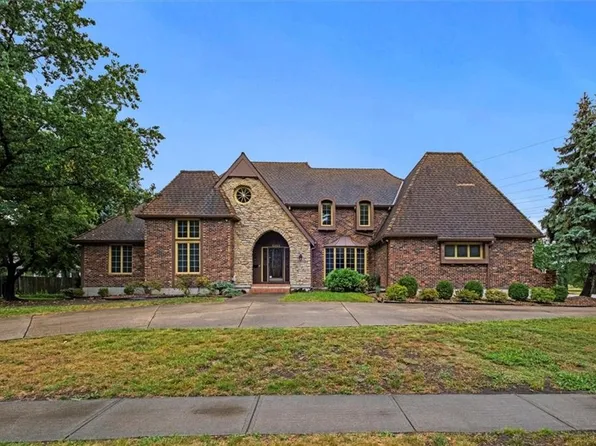 5353 Somerset Dr, Prairie Village, KS 66207