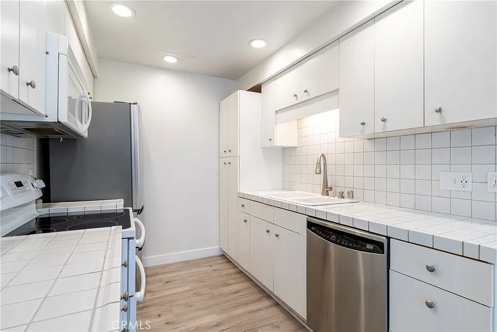 2 bed, 1107 sqft, $2,950 — Photo 2