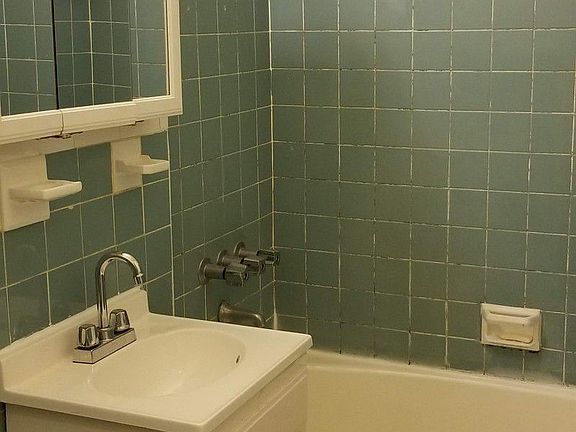 4th image of 860 E 18th St APT 4C