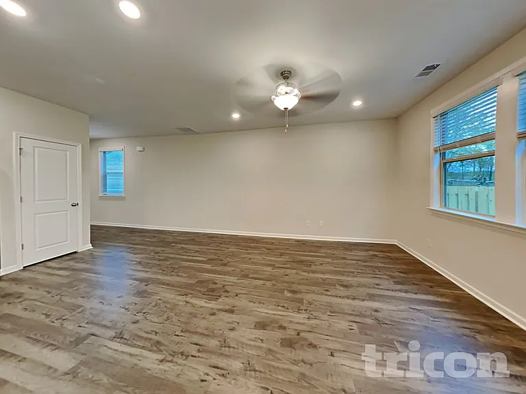 305 Knowles Pl — Photo 2