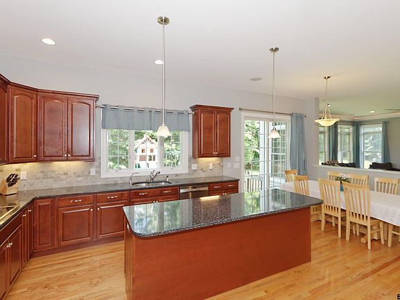 4th image of 15 Shelbourne Dr