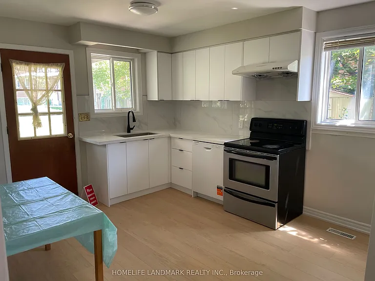 1245 Shamir Cres — Photo 2