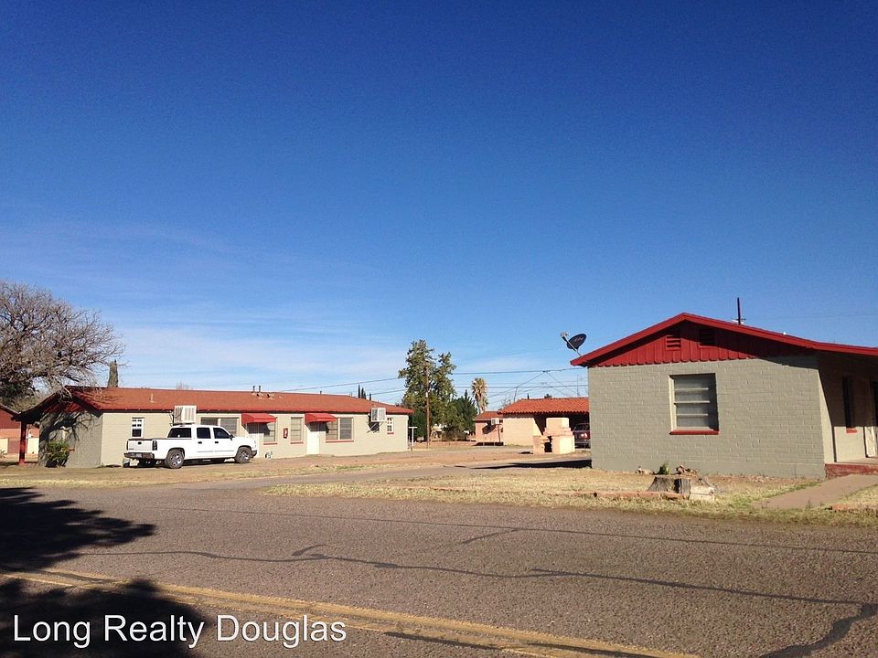 2nd image of 2204 E 9th St