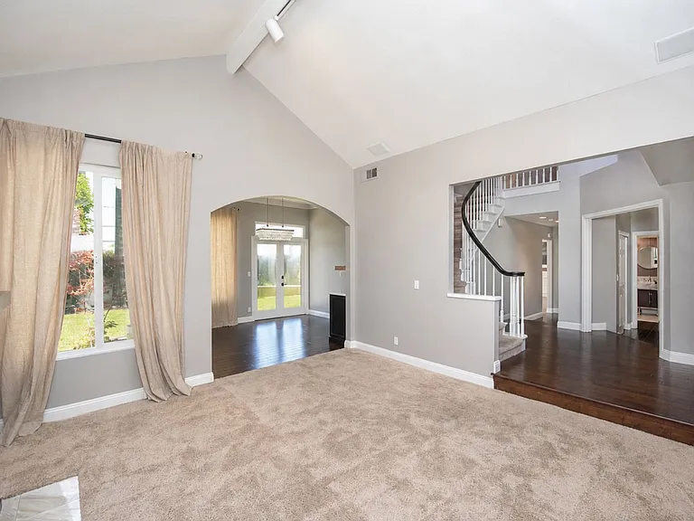 2406 La Mesa Ct — Photo 3
