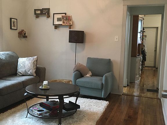 2nd image of 852 N Hoyne Ave #3R