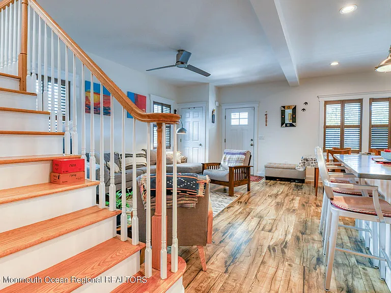 90 Lawrence Ave — Photo 17