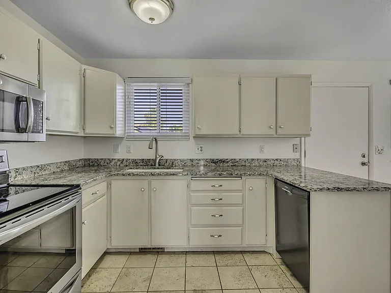 2066 W Quailstone Dr — Photo 13