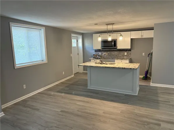 941 N Jesse James Rd, Excelsior Springs, MO 64024